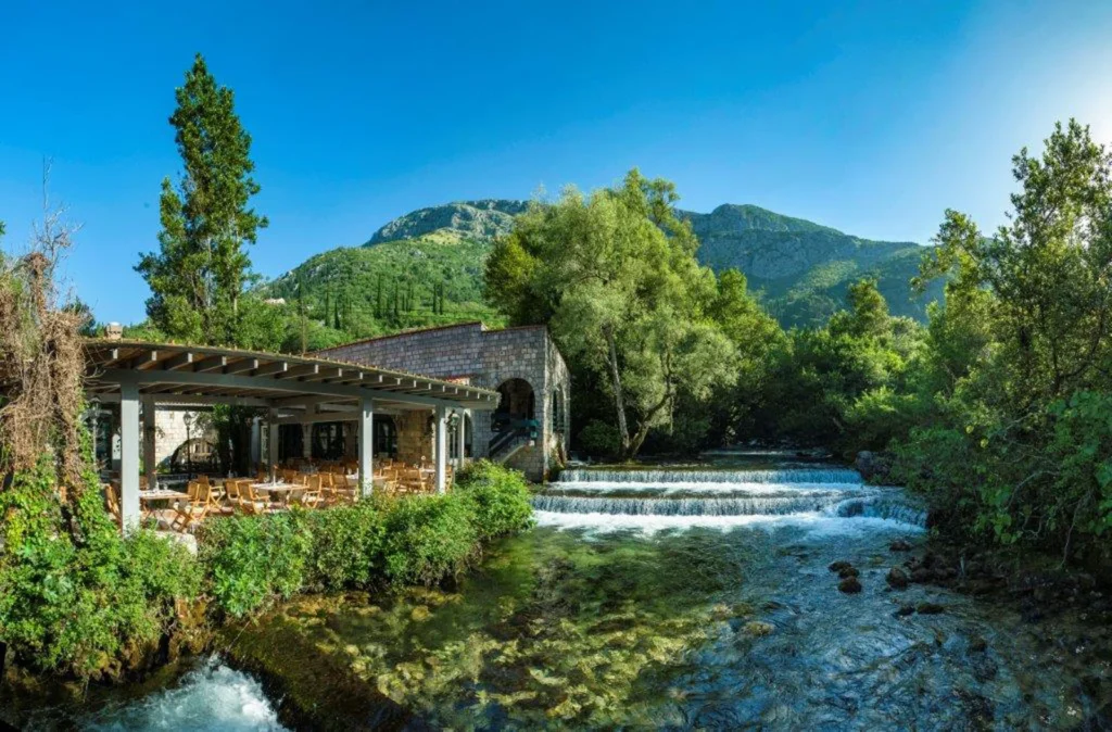 Konavoski Dvori Restaurant dere kenarı masa düzeni