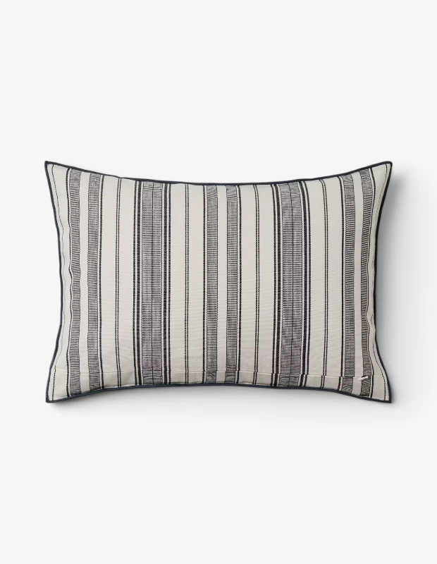 Marka Adı: Mango
Ürün Adı: Mango Kırlent Kılıfı 40x60cm
Ürün Cinsiyeti: Unisex
Ürün Tipi: Kırlent Kılıfı
Ürün Sezonsallığı: İlkbahar-Yaz
Ürün Çeşidi: Çizgili Kırlent Kılıfı
Ürün Özellikleri: Dikdörtgen formda tasarlanmış bu kırlent kılıfı, krem rengi zemin üzerine lacivert tonlarında dikey çizgili deseniyle dikkat çekiyor. Çeşitli genişlikteki çizgiler dinamik bir görünüm sunarken, koyu renk kontrast kenar biyesiyle şık bir bitişe sahip. 40x60 cm ölçülerindeki bu kılıf, ev dekorasyonuna ferah ve zamansız bir dokunuş katıyor.
Öne Çıkan Detaylar:
- Ferah ve zamansız dikey çizgili desen
- Kontrast renkli şık kenar biyesi
- 40x60 cm ideal dikdörtgen boyut
Kimler Kullanıyor?: Evinde sahil esintileri taşımak isteyen, doğal ve ferah bir dekorasyon anlayışını benimseyen, yalın çizgilerle modern ve huzurlu yaşam alanları yaratmayı seven herkes bu ürünü tercih edebilir. Minimalist ve zamansız tasarımları sevenler, evlerine kolaylıkla sıcak ve davetkar bir atmosfer katmak isteyenler için idealdir.