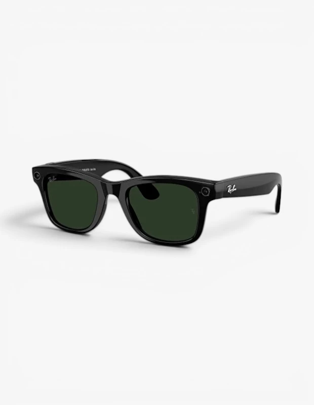 Marka Adı: Meta Ray-Ban
Ürün Adı: Meta Ray-Ban Erkek Wayfarer Akıllı Gözlük
Ürün Cinsiyeti: Erkek
Ürün Tipi: Akıllı Gözlük
Ürün Sezonsallığı: Belirtilmemiş
Ürün Çeşidi: Akıllı Güneş Gözlüğü
Ürün Özellikleri: Klasik Ray-Ban Wayfarer silüetini modern teknolojiyle buluşturan bu akıllı gözlük, parlak siyah çerçevesi ve koyu yeşil camlarıyla hem şık hem de işlevsel bir tasarım sunar. Çerçevenin ön kısmına entegre edilmiş dikkat çekmeyen kameralar ve sensörler sayesinde fotoğraf ve video çekimi yapabilir, entegre hoparlörleri ve mikrofonu ile telefon görüşmeleri yapabilir veya müzik dinleyebilirsiniz. Ray-Ban logosu saplarda yer alırken, gözlük günlük kullanımda hem moda aksesuarı hem de gelişmiş bir teknolojik cihaz olarak öne çıkar.
Öne Çıkan Detaylar:
- Entegre gizli kameralar ve ses özellikleri ile eller serbest kullanım
- Ray-Ban'in zamansız ve ikonik Wayfarer tasarım estetiği
- Akıllı teknoloji ile fotoğraf, video ve sesli iletişim imkanı
Kimler Kullanıyor?: Modern teknolojinin sunduğu yenilikleri günlük stilinde taşımaktan keyif alan, aynı zamanda klasik ve karizmatik bir görünümden vazgeçmek istemeyen bireyler için mükemmel bir seçimdir. Gözlükleriyle anı yakalamak, müzik dinlemek veya kolayca iletişim kurmak isteyen, şıklığı ve fonksiyonelliği bir arada arayan teknoloji meraklısı ve stil sahibi kişiler bu ürünü tercih edebilir.