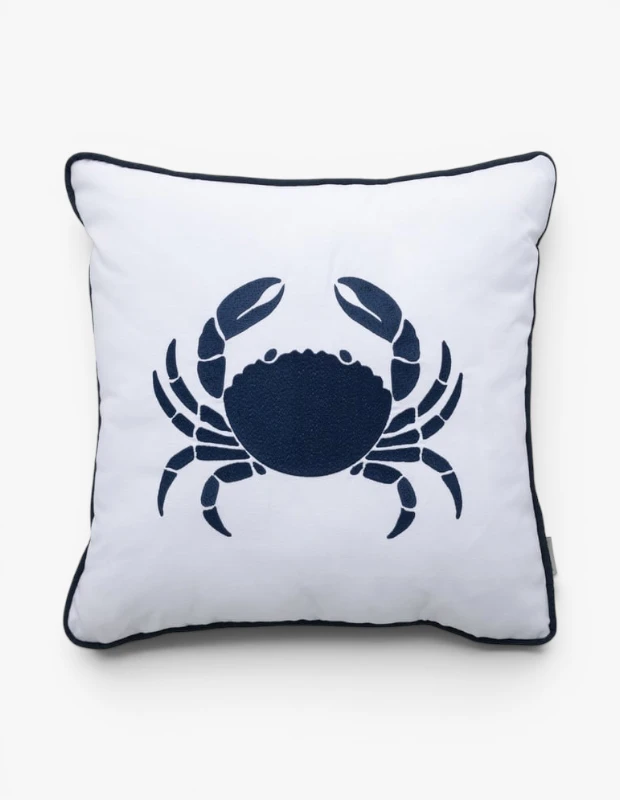 Marka Adı: Mudo
Ürün Adı: Mudo Marin Crab Kırlent
Ürün Cinsiyeti: Belirtilmemiş
Ürün Tipi: Kırlent
Ürün Sezonsallığı: Yazlık
Ürün Çeşidi: Dekoratif Kırlent
Ürün Özellikleri: Kare formunda tasarlanmış bu dekoratif kırlent, beyaz zemin üzerine lacivert renkte stilize bir yengeç figürüyle dikkat çekiyor. Kırlentin kenarları, ana desenle uyumlu lacivert biye detayı ile çevrelenmiştir. Ev tekstili grubunda yer alan bu ürün, pamuklu ya da benzeri yumuşak dokulu bir kumaştan üretilmiş olup, deniz temalı ve sahil evi dekorasyonlarına ferah bir dokunuş katmak üzere tasarlanmıştır. Modern ve marin çizgileri bir araya getirerek yaşam alanlarına yaz esintisi taşıyan, kaliteli bir aksesuar parçasıdır.
Öne Çıkan Detaylar:
- Beyaz zemin üzerine cesur lacivert yengeç deseni
- Lacivert biye ile çevrelenmiş kenar detayı
- Ferah ve marin temalı ev dekorasyonu için ideal tasarım
Kimler Kullanıyor?: Evlerinde sahilin huzurlu ve ferah atmosferini yaratmayı seven, deniz temalı dekorasyonlara ilgi duyan, yaşam alanlarına yaz esintisi katmak isteyen herkes bu ürünü tercih edebilir. Minimalist ancak özgün detaylarla mekanlarını kişiselleştirmeyi sevenler, misafirlerini ağırlarken neşeli ve rahat bir ortam sunmayı önemseyenler için idealdir.