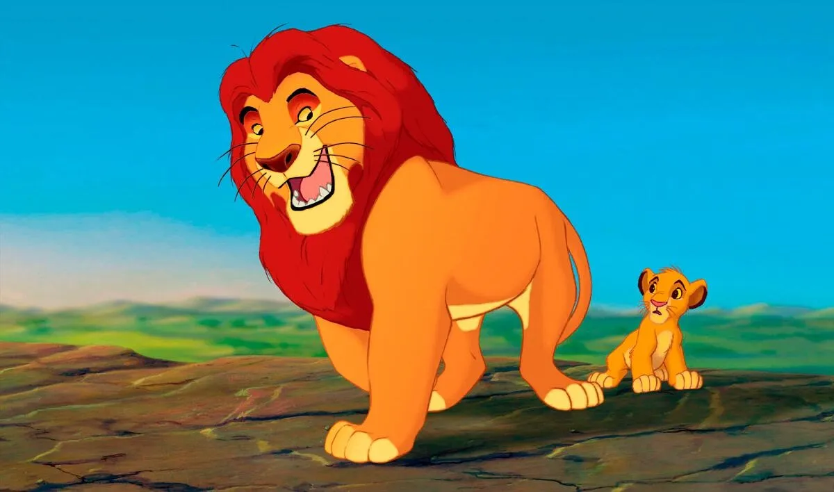 The Lion King filminden Mufasa ve yavru Simba, gururla manzaraya bakarken.