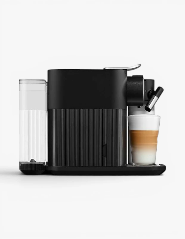 Marka Adı: Nespresso
Ürün Adı: Nespresso Gran Latissima Kahve Makinesi
Ürün Cinsiyeti: Unisex
Ürün Tipi: Kahve Makinesi
Ürün Sezonsallığı: Belirtilmemiş
Ürün Çeşidi: Kapsüllü ve Süt Köpürtücülü Kahve Makinesi
Ürün Özellikleri: Bu modern ve minimalist tasarımlı kahve makinesi, mat siyah rengi ve ön yüzeyindeki zarif dikey çizgili dokusuyla mutfaklara şık bir dokunuş katıyor. Sol tarafında yer alan şeffaf su haznesi ve entegre süt köpürtme sistemi sayesinde, tek bir tuşla espresso, latte macchiato, cappuccino gibi çeşitli kahve içeceklerini pratik bir şekilde hazırlamanızı sağlar. Kompakt yapısı ve paslanmaz çelik detaylarla güçlendirilmiş sağlam plastik gövdesi, kullanım kolaylığını estetikle birleştirerek uzun ömürlü bir deneyim sunar.
Öne Çıkan Detaylar:
- Modern ve şık mat siyah tasarım ile dikey çizgili ön panel dokusu
- Entegre süt köpürtücü sistemi sayesinde zengin sütlü kahve çeşitleri hazırlama imkanı
- Nespresso kapsül sistemi ile hızlı, kolay ve pratik kahve demleme deneyimi
Kimler Kullanıyor?: Güne hızlı ve kaliteli bir kahveyle başlamak isteyen, evde barista kalitesinde sütlü veya sütsüz kahveler hazırlamaktan keyif alan herkes için idealdir. Şık tasarımıyla mutfak dekorasyonuna modern bir dokunuş katmak isteyen, kullanım kolaylığı ve pratikliği bir arada arayan kahve tutkunları bu ürünü severek tercih edebilir.
