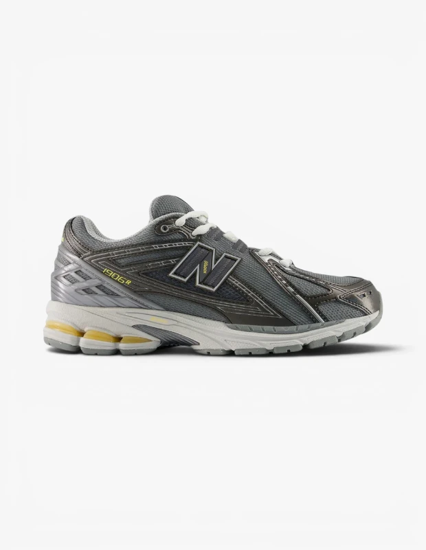 Marka Adı: New Balance
Ürün Adı: New Balance 1906R Sneaker
Ürün Cinsiyeti: Unisex
Ürün Tipi: Sneaker
Ürün Sezonsallığı: Dört Mevsim
Ürün Çeşidi: Bağcıklı spor ayakkabı
Ürün Özellikleri: New Balance 1906R sneaker, gri, siyah ve metalik gümüş tonlarının modern birleşimiyle dikkat çeker. Nefes alabilen file üst kısım, destekleyici sentetik katmanlar ve yansıtıcı detaylarla zenginleştirilmiştir. Ayakkabının yan tarafında ikonik N logosu ve 1906R model adı belirgin bir şekilde yer alır. Konfor ve denge sunan çok katmanlı taban yapısı, sarı/krem detaylarla hareketlendirilmiş olup, ABZORB ve N-ERGY gibi yastıklama teknolojilerinin sunduğu üstün performansı estetik bir görünümle birleştirir. Retro koşu ayakkabısı estetiğini güncel bir tarzla harmanlayan bu model, hem sportif aktiviteler hem de günlük kullanım için idealdir.
Öne Çıkan Detaylar:
- Gri, siyah ve metalik gümüş tonlarında modern ve dikkat çekici renk paleti
- Nefes alabilen file ve destekleyici sentetik katmanlardan oluşan çok malzemeli üst kısım
- Yüksek konfor ve darbe emilimi sağlayan gelişmiş taban yastıklama teknolojileri
Kimler Kullanıyor?: Günlük şıklık ve sportif rahatlığı bir arada arayanlar, enerjik şehir yaşamına uyum sağlayan konforlu ve stil sahibi ayakkabılar tercih edenler bu modele bayılacak. Aktif bir yaşam tarzını benimseyen, antrenmanlarından günlük rutinlerine kadar her alanda maksimum performans ve estetikten ödün vermek istemeyen bireyler için tasarlanmıştır. Retro esintileri modern detaylarla harmanlayan özgün bir stil arayışında olan herkesin gardırobunda yerini alabilir.