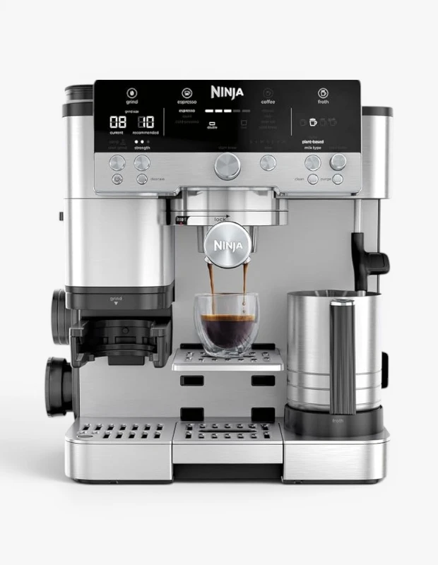 Marka Adı: Ninja
Ürün Adı: Ninja Espresso Makinesi
Ürün Cinsiyeti: Belirtilmemiş
Ürün Tipi: Kahve ve Espresso Makinesi
Ürün Sezonsallığı: Belirtilmemiş
Ürün Çeşidi: Entegre Öğütücülü, Otomatik Süt Köpürtmeli Makine
Ürün Özellikleri: Ninja Espresso Makinesi, modern ve şık paslanmaz çelik tasarımıyla her mutfağa uyum sağlar. Entegre kahve öğütücüsü sayesinde taze çekirdek kahve çekimi imkanı sunar ve dijital ekranından öğütme yoğunluğu ayarı yapılabilir. Espresso, kahve ve çeşitli sütlü içecekleri tek veya çift porsiyon olarak hazırlama kapasitesine sahiptir. Otomatik süt köpürtme sistemi ve paslanmaz çelik süt sürahisi ile latte ve cappuccino gibi içecekler için mükemmel kıvamda süt köpüğü elde etmeyi kolaylaştırır. Kullanıcı dostu kontrol paneli ve temizleme fonksiyonları ile pratik bir kahve deneyimi sunar.
Öne Çıkan Detaylar:
- Entegre kahve öğütücü ile taze çekirdek kahve deneyimi
- Otomatik süt köpürtme sistemi ve bitki bazlı süt seçenekleri
- Dijital ekran ve çoklu kahve/espresso seçenekleri
Kimler Kullanıyor?: Evinde profesyonel kalitede kahve deneyimi arayan, taze çekilmiş kahvenin aromasını ve lezzetini önemseyen kahve tutkunları için idealdir. Güne taze bir espresso veya latte ile başlamak isteyenler, farklı kahve tariflerini denemekten keyif alanlar ve mutfaklarında şık, fonksiyonel bir yardımcının olmasını tercih edenler bu makineyi günlük rutinlerine kolayca dahil edebilirler. Hem pratik hem de yüksek performanslı bir kahve çözümü arayan herkesin beğenisini kazanacak bir üründür.