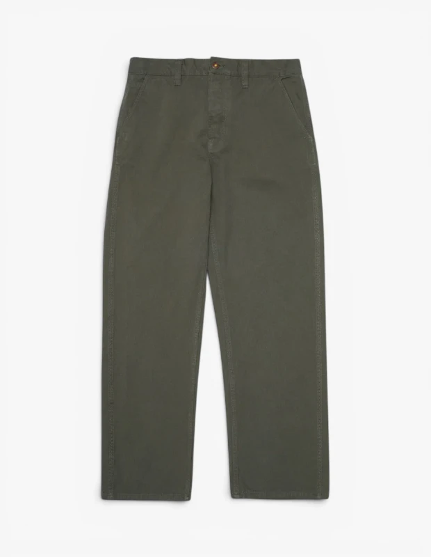Marka Adı: Nudie Jeans
Ürün Adı: Nudie Jeans Erkek Tuff Tony Duck Canvas Pantolon
Ürün Cinsiyeti: Erkek
Ürün Tipi: Pantolon
Ürün Sezonsallığı: Belirtilmemiş
Ürün Çeşidi: Kanvas Pantolon
Ürün Özellikleri: Koyu haki tonlarında, sağlam ve dayanıklı duck kanvas kumaştan üretilen bu pantolon, rahat ve düz kesimiyle modern bir silüet sunar. Standart bel yüksekliği, düğmeli ve fermuarlı kapanışı ile pratik bir kullanım sağlar. Yanlarda yer alan kavisli cepleri ve belirgin, sağlam dikiş detayları, ürüne otantik bir workwear estetiği katarken, günlük kullanım için ideal bir konfor ve işlevsellik dengesi sunar.
Öne Çıkan Detaylar:
- Sağlam ve dayanıklı duck kanvas kumaş
- Rahat düz kesim ve koyu haki renk
- Fonksiyonel kavisli ön cepler ve belirgin dikiş detayları
Kimler Kullanıyor?: Günlük giyimde konforu ve dayanıklılığı bir arada arayan, zamansız ve işlevsel tasarımları tercih eden bireyler bu pantolonu gardıroplarına ekleyebilirler. Stil sahibi babalardan genç ve dinamik yetişkinlere kadar, zahmetsiz şıklığı benimseyen, kaliteye ve uzun ömürlü tasarımlara değer veren herkesin beğenisine hitap eder. Doğal tonları ve sağlam kumaşıyla aktif şehir hayatından hafta sonu kaçamaklarına kadar birçok farklı ortamda konfor ve stil sunar.