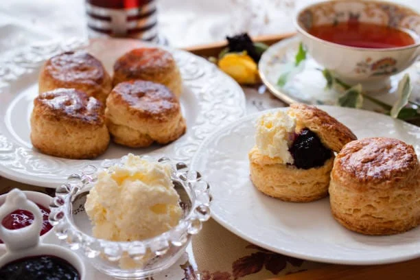 Reçel ve kaymakla servis edilen geleneksel İngiliz scone’ları – beş çayının vazgeçilmez lezzeti