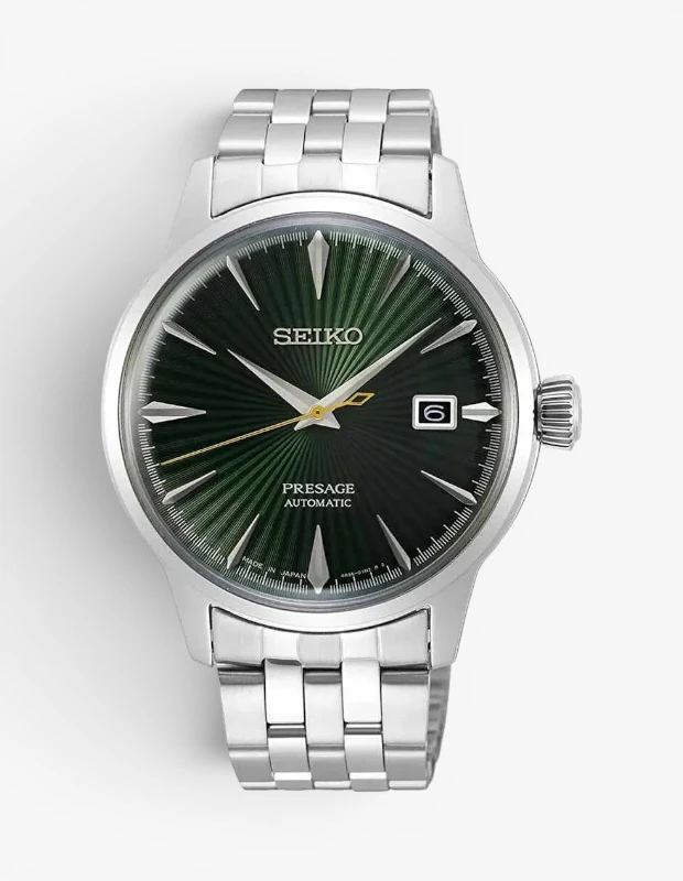 Marka Adı: Seiko
Ürün Adı: Seiko Erkek Presage Otomatik Yeşil Kadran Çelik Kol Saati
Ürün Cinsiyeti: Erkek
Ürün Tipi: Kol Saati
Ürün Sezonsallığı: Belirtilmemiş
Ürün Çeşidi: Otomatik Kol Saati
Ürün Özellikleri: Bu Seiko Presage otomatik kol saati, parlak paslanmaz çelikten üretilmiş kasası ve üç sıralı bileziği ile modern zarafeti ve dayanıklılığı bir araya getiriyor. Saatin en dikkat çekici özelliği, derinlik katan güneş ışını desenine sahip, koyu ve zengin yeşil kadranıdır. Kadran üzerinde yer alan gümüş tonlu baton indeksler ve zarif akrep, yelkovan ibreleri saatin klasik estetiğini tamamlarken, sarı uçlu ince saniye ibresi saate rafine bir dokunuş katmaktadır. Saat 3 konumunda entegre edilmiş tarih penceresi pratik bir işlevsellik sunar. Güvenilir ve hassas Presage otomatik mekanizması sayesinde pil gereksinimi olmadan, kullanıcının kol hareketleriyle enerji depolayarak çalışır. Kadranın alt kısmında Made in Japan ibaresi görünmektedir.
Öne Çıkan Detaylar:
- Göz alıcı koyu yeşil, güneş ışını desenli kadran
- Kaliteli ve güvenilir Presage otomatik mekanizma
- Paslanmaz çelik kasa ve bilezik ile zarif ve dayanıklı tasarım
Kimler Kullanıyor?: Klasik zarafeti ve kaliteli işçiliği günlük hayatına taşımak isteyenler, sofistike aksesuarlara değer verenler ve zamansız bir stile sahip olmak isteyenler bu saati tercih edebilir. Hem iş hayatında hem de özel davetlerde şıklığından ödün vermeyen, detaylara önem veren ve estetik bir dokunuşla tarzını tamamlamak isteyen bireyler için idealdir. Babalar Günü gibi özel günlerde de anlamlı ve şık bir hediye alternatifi arayanların beğenisini kazanacaktır.