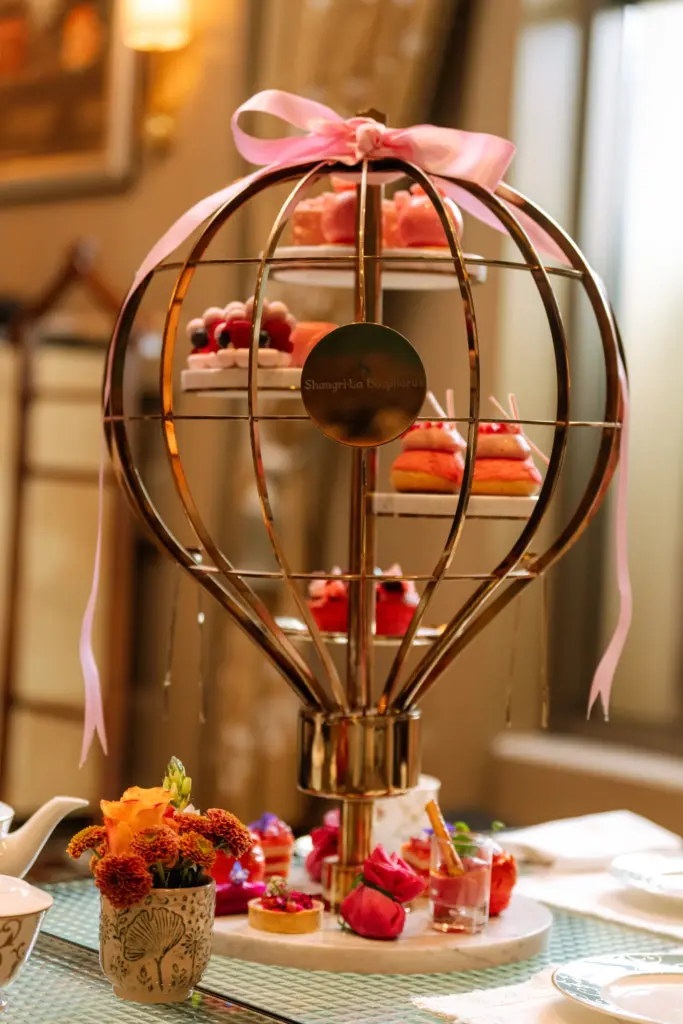Shangri-La Bosphorus Pinktober Afternoon Tea için hazırlanan pembe kurdeleli balon şeklinde tatlı standı ve pembe tonlu tatlılar