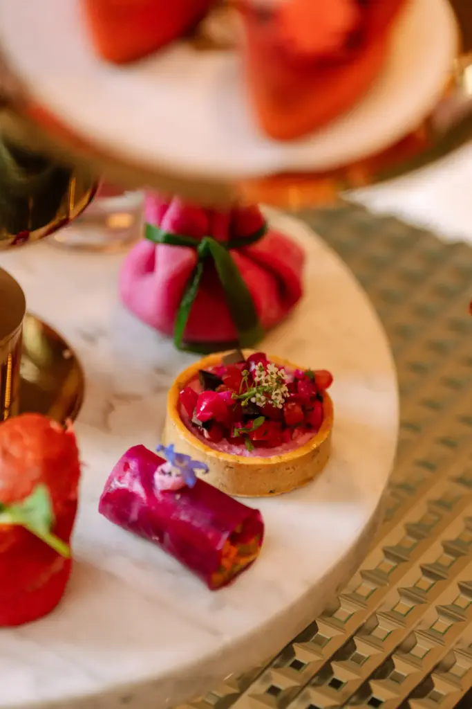Shangri-La Bosphorus Pinktober Afternoon Tea menüsünden pembe tonlarda pancarlı tartlet ve sebzeli krep – zarif sunumlu beş çayı lezzetleri