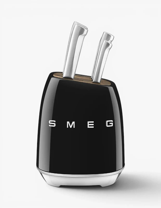 Marka Adı: SMEG
Ürün Adı: SMEG Bıçak Seti
Ürün Cinsiyeti: Belirtilmemiş
Ürün Tipi: Mutfak Bıçak Seti
Ürün Sezonsallığı: Belirtilmemiş
Ürün Çeşidi: Mutfak Gereci
Ürün Özellikleri: Bu SMEG bıçak seti, mutfaklara estetik ve fonksiyonelliği bir arada sunan modern bir tasarıma sahiptir. Parlak siyah, kavisli bıçak bloğu, zarif ve minimalist duruşuyla dikkat çekerken, kontrast oluşturan parlak metalik tabanı ve ahşap görünümlü bıçak yuvaları tasarıma sıcak bir dokunuş katar. Setin içinde bulunan, sapları metalik renkteki bıçaklar hem şık hem de ergonomik bir kullanım vaat eder, mutfakta hem düzeni hem de stil sahibi bir görünümü bir araya getirir.
Öne Çıkan Detaylar:
- Marka imzalı, retro esintili modern tasarım
- Parlak siyah yüzeyli, kavisli ve estetik bıçak bloğu
- Ahşap görünümlü bıçak yuvaları ve parlak metalik saplı bıçaklar
Kimler Kullanıyor?: Mutfakta hem estetiğe hem de işlevselliğe önem veren, modern ve sofistike bir tarzı benimsemiş kişiler bu bıçak setini tercih edebilir. Yemek yapmaktan keyif alan, mutfak gereçlerinin tasarım ve kalitesine özen gösteren, aynı zamanda mutfaklarında şık ve düzenli bir görünüm arayan herkes için idealdir. Tasarımıyla yaşam alanlarına değer katan ürünleri sevenler ve günlük kullanımdaki pratikliğe önem verenler için uygun bir seçenektir.