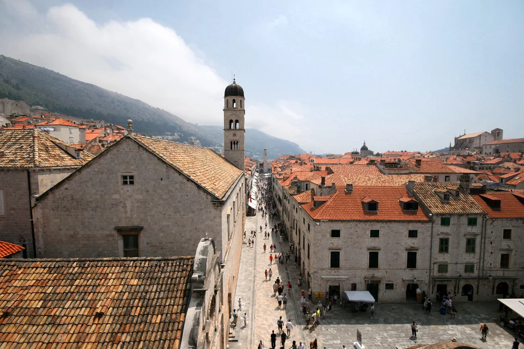 Hırvatistan gezilecek yerler rotasında Dubrovnik Stradun Caddesi taş sokak görünümü