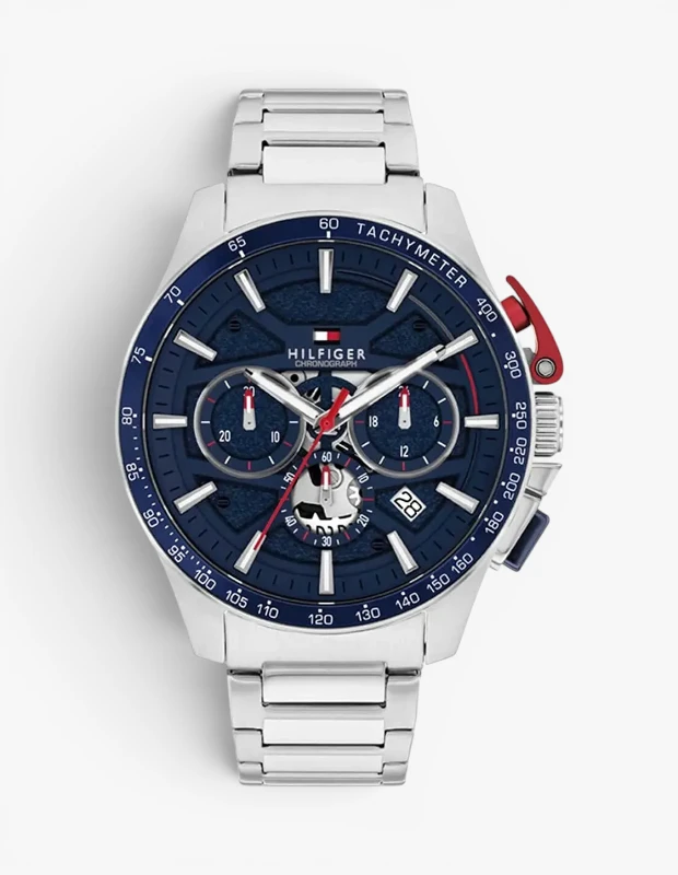 Marka Adı: Tommy Hilfiger
Ürün Adı: Tommy Hilfiger TH1792079 Erkek Kol Saati
Ürün Cinsiyeti: Erkek
Ürün Tipi: Kol Saati
Ürün Sezonsallığı: Tüm Sezonlar
Ürün Çeşidi: Kronograf Kol Saati
Ürün Özellikleri: Bu Tommy Hilfiger erkek kol saati, parlak gümüş tonlarında paslanmaz çelik kasa ve üç sıralı metal bileziğe sahiptir. Koyu lacivert renkli, dokulu kadranında üç adet kronograf alt kadranı, tarih göstergesi ve belirgin çubuk indeksler yer alır. Kadranı çevreleyen bezel üzerinde takimetre ölçeği bulunur. Saatin sağ tarafında, kurma kolu ile birlikte bir adet kırmızı ve bir adet lacivert detaylı buton mevcuttur. Kırmızı merkezi saniye ibresi, saatin sportif ve şık tasarımını tamamlar.
Öne Çıkan Detaylar:
- Şık lacivert kadran ve metal kordon uyumu
- Kronograf ve tarih göstergesi gibi işlevsel özellikler
- Takimetre ölçeği ile sportif tasarım öğeleri
- Kırmızı renkli buton detayı ile dinamik bir dokunuş
Kimler Kullanıyor?: Gündelik stilinde veya özel anlarında şıklığından ödün vermeyen, modern ve dinamik erkekler bu saate yönelecektir. Hem klasik hem de sportif unsurları bir arada arayan, aksesuar seçimlerinde fonksiyonelliğe ve estetiğe önem veren, zamanı kaliteli ve göz alıcı bir parça ile takip etmeyi seven bireyler için ideal bir seçenektir.
