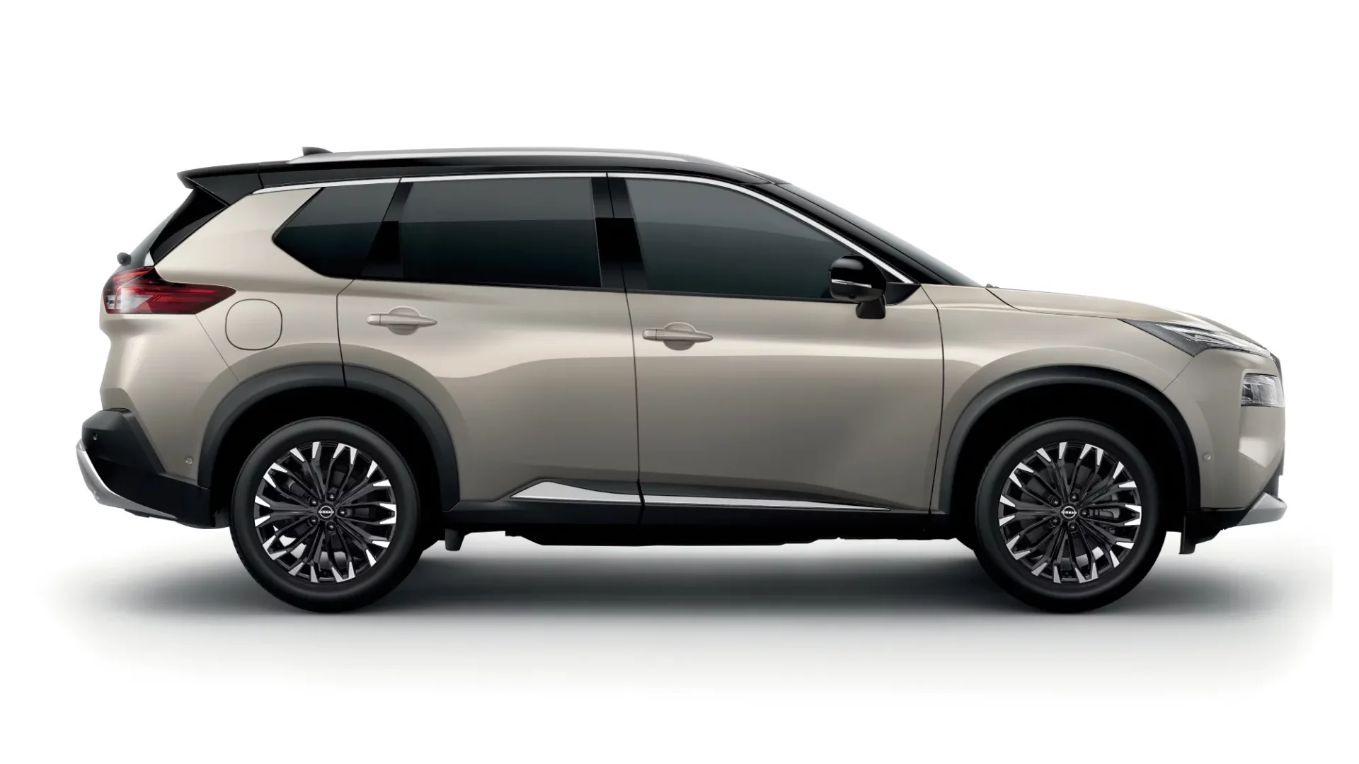 Yan profilden görülen, bej rengi, koyu camlı ve çift renkli jantlara sahip Nissan X-Trail SUV, Otomotiv Gazetecileri Derneği tarafından verilen 2023 Türkiye’de Yılın Otomobili ödülünün sahibi.