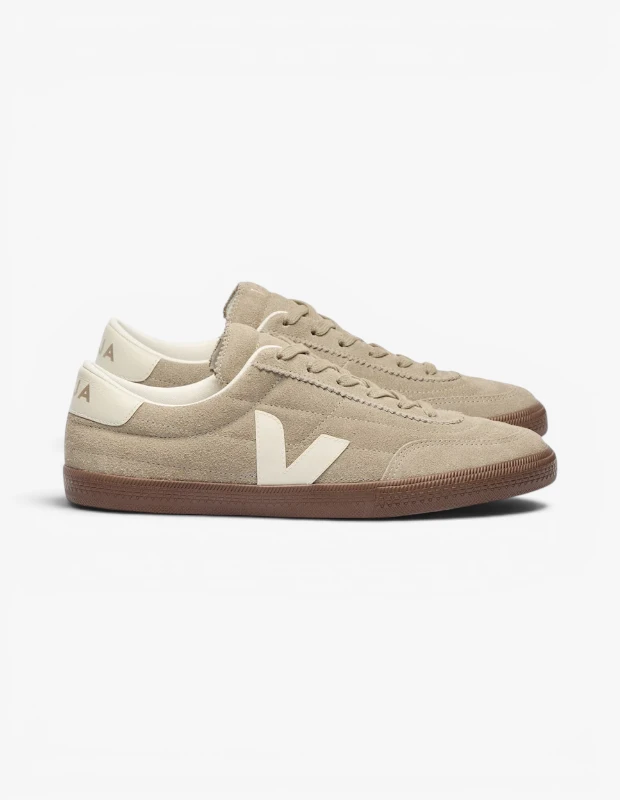 Marka Adı: Veja
Ürün Adı: Veja Erkek Panenka Süet Sneaker
Ürün Cinsiyeti: Erkek
Ürün Tipi: Sneaker
Ürün Sezonsallığı: Belirtilmemiş
Ürün Çeşidi: Taupe Süet Bağcıklı Sneaker
Ürün Özellikleri: Veja Panenka Sneaker, yüksek kaliteli süet malzemeden üretilmiş dış yüzeyiyle öne çıkar. Yan tarafında bulunan ikonik krem rengi V logosu ve topuk kısmındaki marka detaylarıyla minimalist ve şık bir görünüm sunar. Kahverengi kauçuk dış taban, hem dayanıklılık hem de rahatlık sağlarken, bağcıklı yapısı ayakkabının ayağa tam oturmasını temin eder. Klasik düşük bilekli tasarımı sayesinde günlük kullanıma uygun, zamansız bir parçadır.
Öne Çıkan Detaylar:
- Yüksek kaliteli süet dış yüzey
- Kontrast renkli ikonik Veja V logosu ve topuk detayı
- Konforlu ve dayanıklı kauçuk dış taban
Kimler Kullanıyor?: Günlük stilinde sade ama etkileyici bir şıklık arayan, modern ve zamansız parçalara değer veren erkekler bu sneakerı tercih edebilir. Casual kombinlerini tamamlayacak, hem konforlu hem de estetik bir ayakkabı arayışında olan, tarzına özen gösteren ve kaliteyi ön planda tutan herkesin beğenisini kazanacaktır.