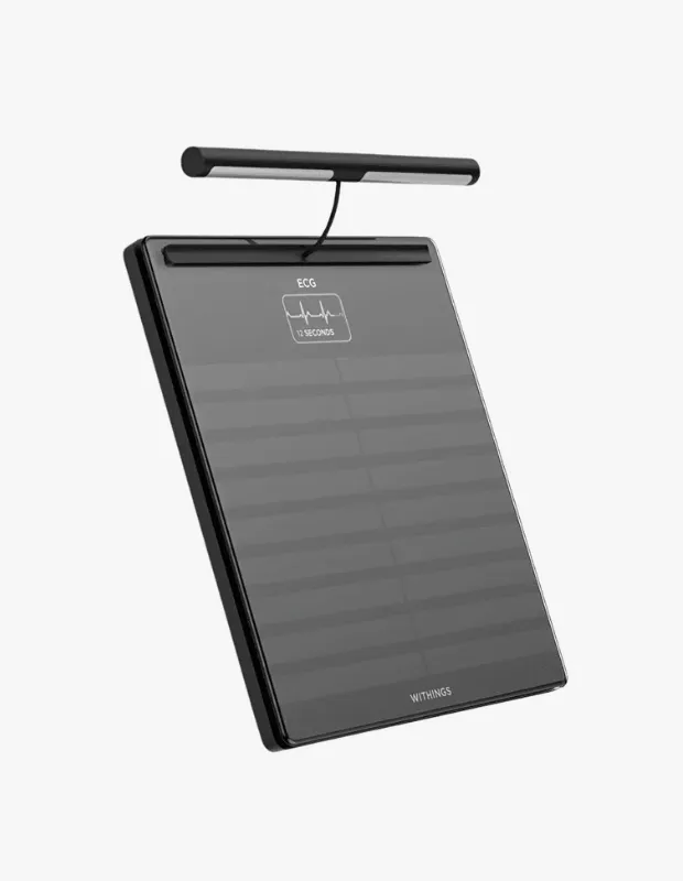 Marka Adı: Withings
Ürün Adı: Withings Body Scan Vücut Tarayıcı
Ürün Cinsiyeti: Unisex
Ürün Tipi: Vücut Tarayıcı ve Akıllı Tartı
Ürün Sezonsallığı: Belirtilmemiş
Ürün Çeşidi: Akıllı Sağlık Cihazı
Ürün Özellikleri: Bu Withings Body Scan vücut tarayıcı ve akıllı tartı, evde detaylı sağlık analizi sunan şık ve modern bir cihazdır. Siyah, parlak yüzeyi ve minimalist tasarımıyla dikkat çeker. Ürünün dijital ekranında ECG (elektrokardiyogram) ölçümü ve 12 saniyelik tarama süresi gibi bilgiler net bir şekilde görülebilir. Üst kısmında bulunan ve bir kablo ile ana üniteye bağlanan hareketli sensör barı, gelişmiş biyometrik verilerin toplanmasına olanak tanır. Özellikle 6 kanallı EKG çekimi ve damar yaşı ölçümü gibi klinik düzeyde veriler sunarak, kullanıcıların vücutlarının iç dengesini anlamalarına ve sağlıklarını bilimsel verilere dayalı olarak yönetmelerine yardımcı olur.
Öne Çıkan Detaylar:
- 6 kanallı EKG çekimi ile detaylı kalp sağlığı analizi
- Damar yaşı ölçümü ile kardiyovasküler sağlık takibi
- Şık, minimalist siyah tasarım ve parlak cam yüzey
Kimler Kullanıyor?: Kişisel sağlığını detaylı verilerle yönetmek isteyen, teknolojiyi yaşam kalitesini artırmak için kullanan, biohacking felsefesini benimsemiş, vücudunun iç dengesini ve kardiyovasküler sağlığını düzenli olarak takip eden kişiler bu akıllı vücut tarayıcıyı tercih eder. Modern ve minimalist tasarımlı cihazları günlük yaşamına entegre etmeyi seven, evde profesyonel düzeyde sağlık takibi yapmak isteyen herkes için uygundur.