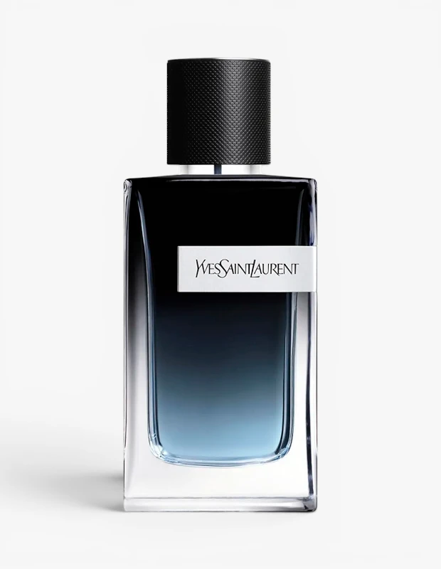 Marka Adı: Yves Saint Laurent
Ürün Adı: Yves Saint Laurent Erkek New Y Edp 100 ml
Ürün Cinsiyeti: Erkek
Ürün Tipi: Parfüm
Ürün Sezonsallığı: Belirtilmemiş
Ürün Çeşidi: Eau de Parfum
Ürün Özellikleri: Yves Saint Laurent markasının New Y serisine ait bu parfüm, modern ve güçlü bir duruş sergileyen, 100 ml hacimli şık dikdörtgen cam bir şişede sunulur. Şişenin üst kısmı koyu füme tonlardan başlayarak alta doğru transparan maviye geçiş yapan degrade tasarımı, kokunun derinlik ve ferahlık dengesini yansıtır. Ön yüzünde Yves Saint Laurent logosunun yer aldığı beyaz etiket ve tırtıklı dokulu mat siyah kapak, ürüne sofistike ve maskülen bir hava katmaktadır. Eau de Parfum konsantrasyonu sayesinde uzun süreli ve etkileyici bir koku deneyimi sunar.
Öne Çıkan Detaylar:
- 100 ml hacimli Eau de Parfum formülü
- Koyu fümeden maviye degrade geçişli şık cam şişe tasarımı
- Tırtıklı mat siyah kapak ve Yves Saint Laurent marka logosu
Kimler Kullanıyor?: Dinamik, stil sahibi ve kendine güvenen erkekler için tasarlanmış bu parfüm, günlük hayatta veya özel anlarda imza kokusu arayan kişilere hitap eder. Fresh ve odunsu notaların harmonisini seven, çevresinde zarif ve akılda kalıcı bir etki bırakmak isteyen, modern yaşam tarzını benimsemiş erkekler için idealdir.