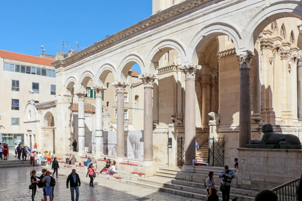 Hırvatistan gezilecek yerler arasında Diocletianus Sarayı Peristil Meydanı Split