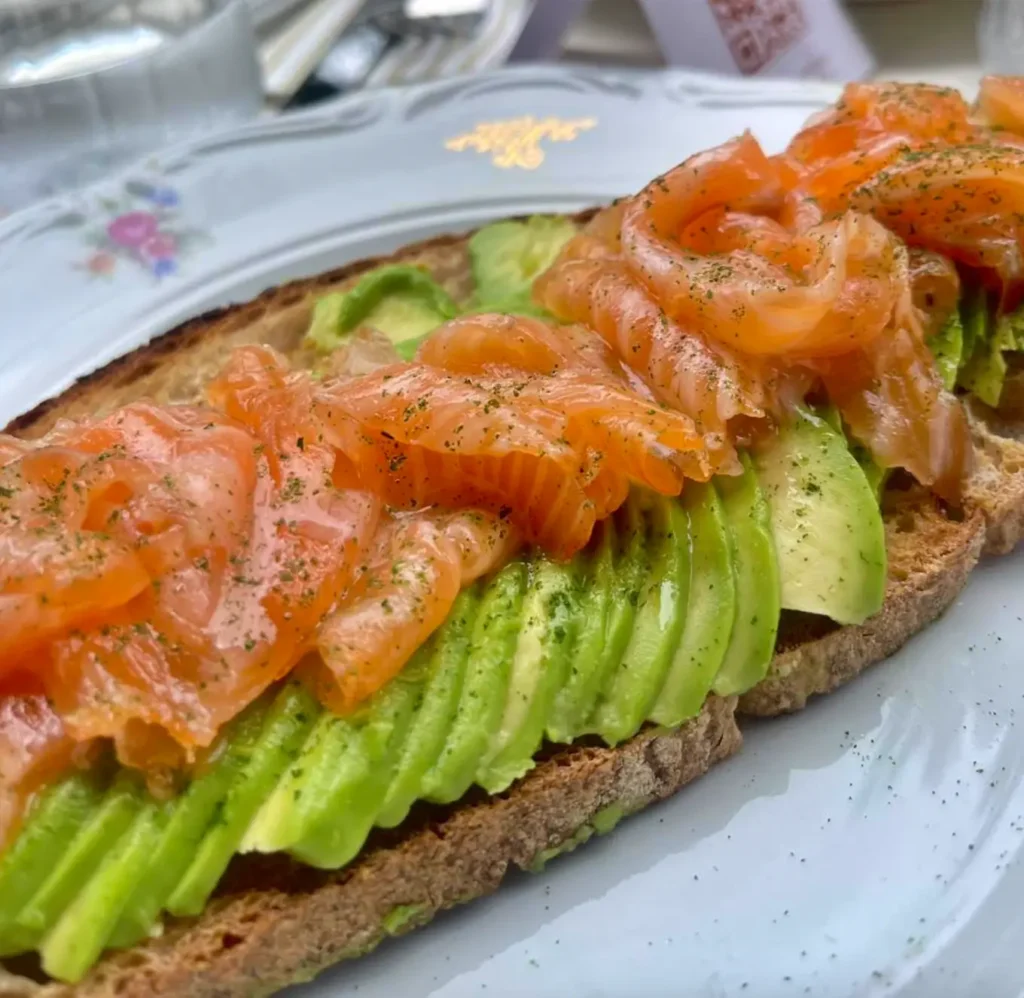 Paris esintileri taşıyan aydınlık dekorasyonu ve şehirli atmosferiyle Felicetta, Milano’da rahat ama stil sahibi bir brunch deneyimi sunan adreslerden biri.