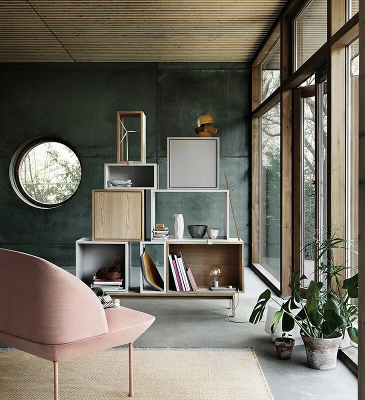 Lagom oturma alanı – modern modüler kitaplık, pastel kanepe ve bol doğal ışık
