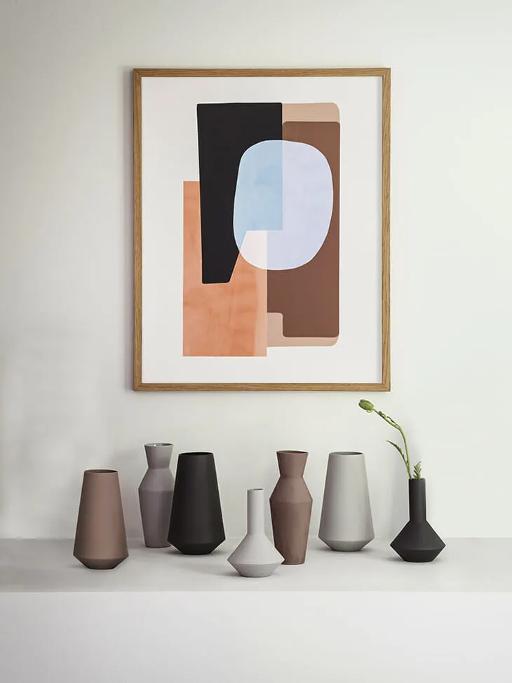 Minimalist İskandinav dekorasyon – modern sanat eseri ve geometrik vazolar