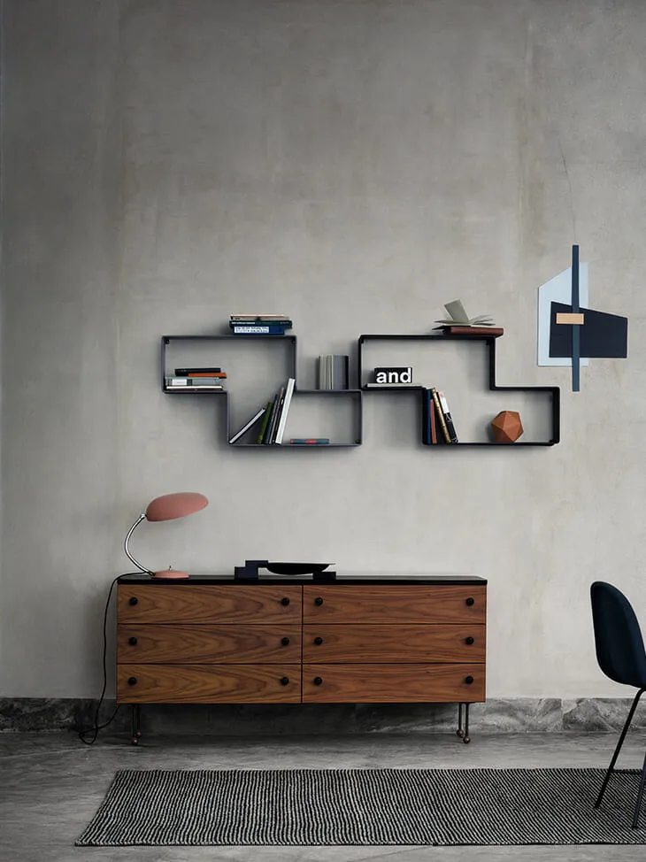 Minimalist oturma alanı – ahşap dresuar, modern raflar ve lagom dekorasyon detayları