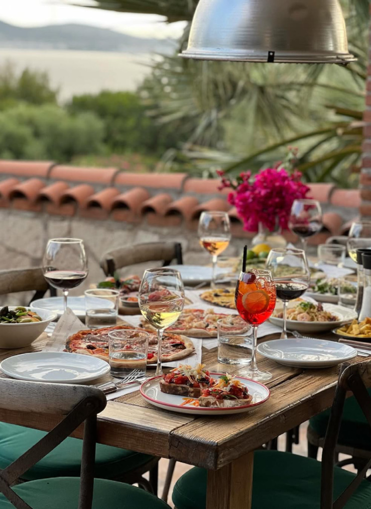 2026 Çeşme & Alaçatı Restoran Rehberi: Michelin Yıldızlılardan Gizli Bahçelere En İyi Adresler