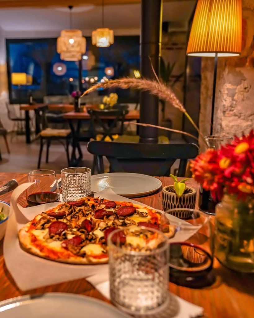 2026 Çeşme & Alaçatı Restoran Rehberi: Michelin Yıldızlılardan Gizli Bahçelere En İyi Adresler