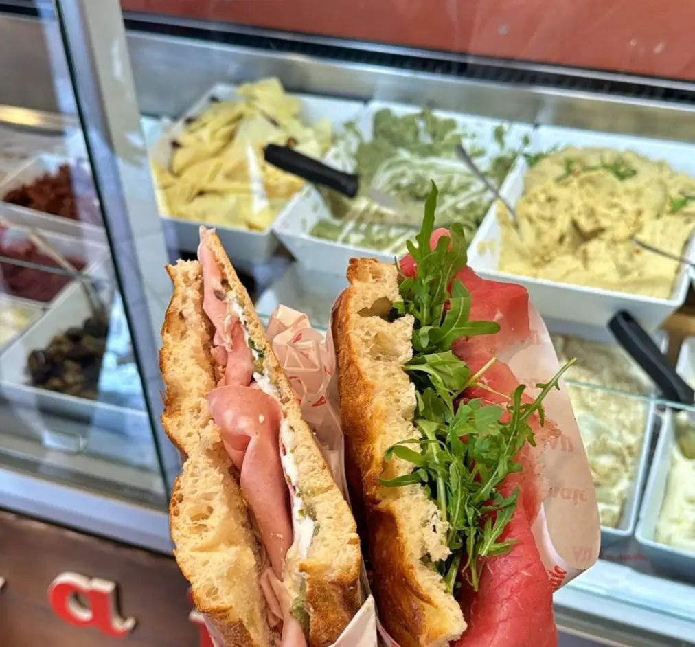 Milano’da sokak lezzetlerinin en ikonik duraklarından biri olan All’Antico Vinaio, taze focaccia ekmeği ve enerjik atmosferiyle hızlı ama karakterli bir gastronomi deneyimi sunuyor.
