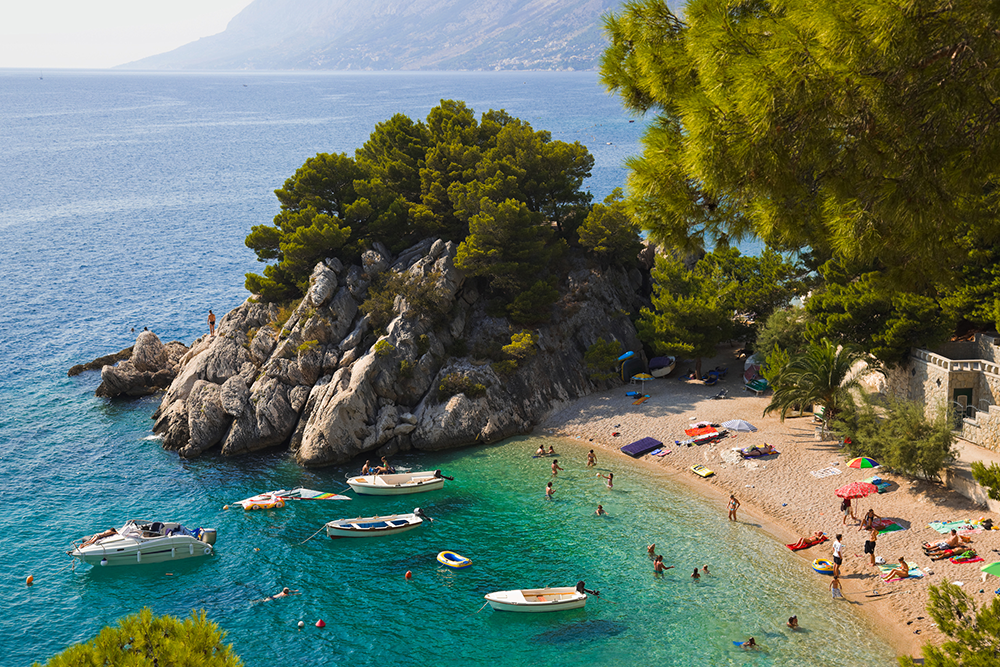 Hırvatistan gezilecek yerler arasında Brela sahili ve Makarska Rivierası turkuaz denizi