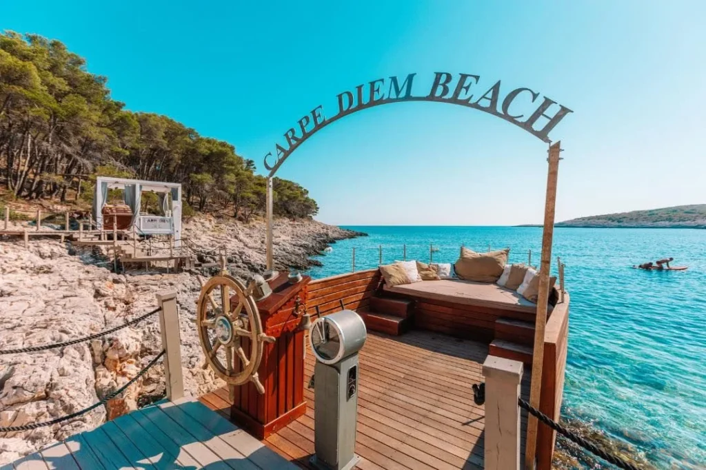 Hırvatistan gezilecek yerler rotasında Carpe Diem Beach Hvar deniz kenarı eğlence alanı