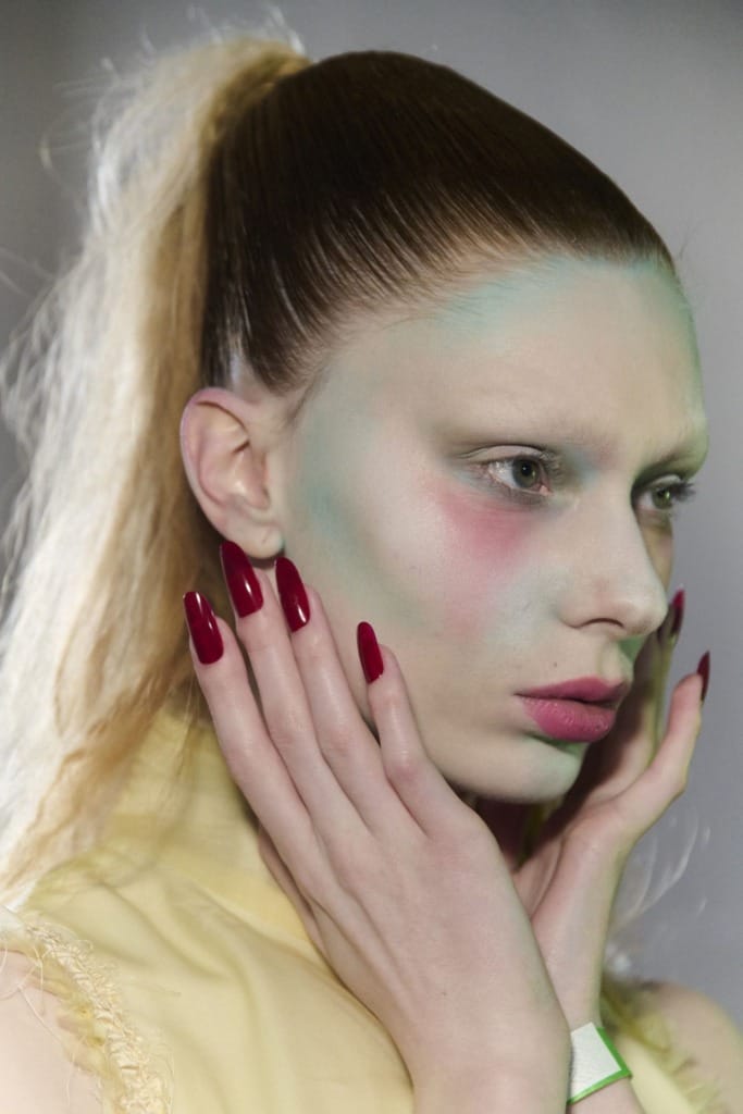 red nails2