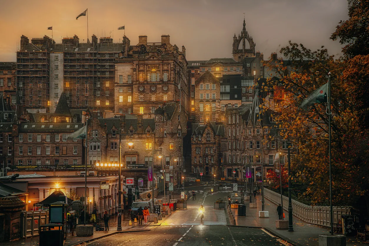 İskoçya’nın başkenti Edinburgh’ta tarihi şehir merkezi, gotik mimari ve akşam manzarası