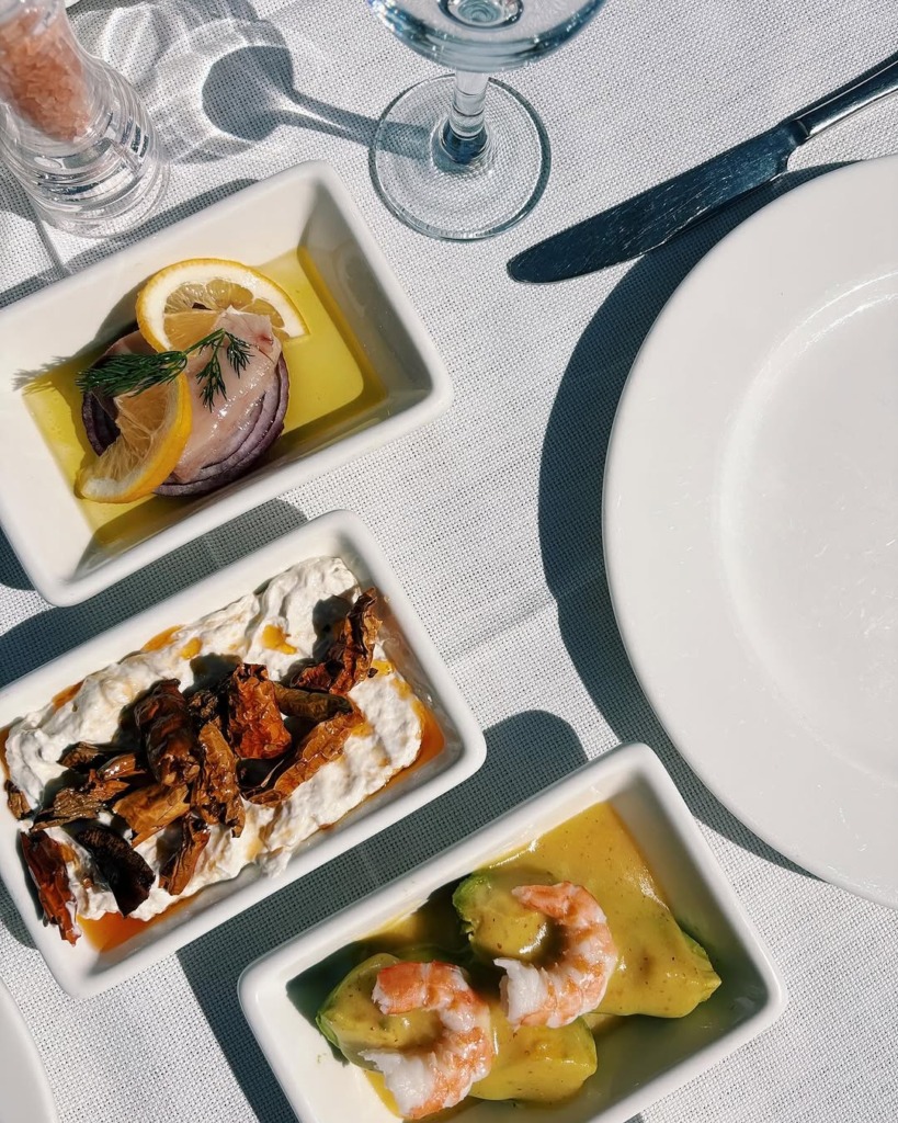 2026 Çeşme & Alaçatı Restoran Rehberi: Michelin Yıldızlılardan Gizli Bahçelere En İyi Adresler