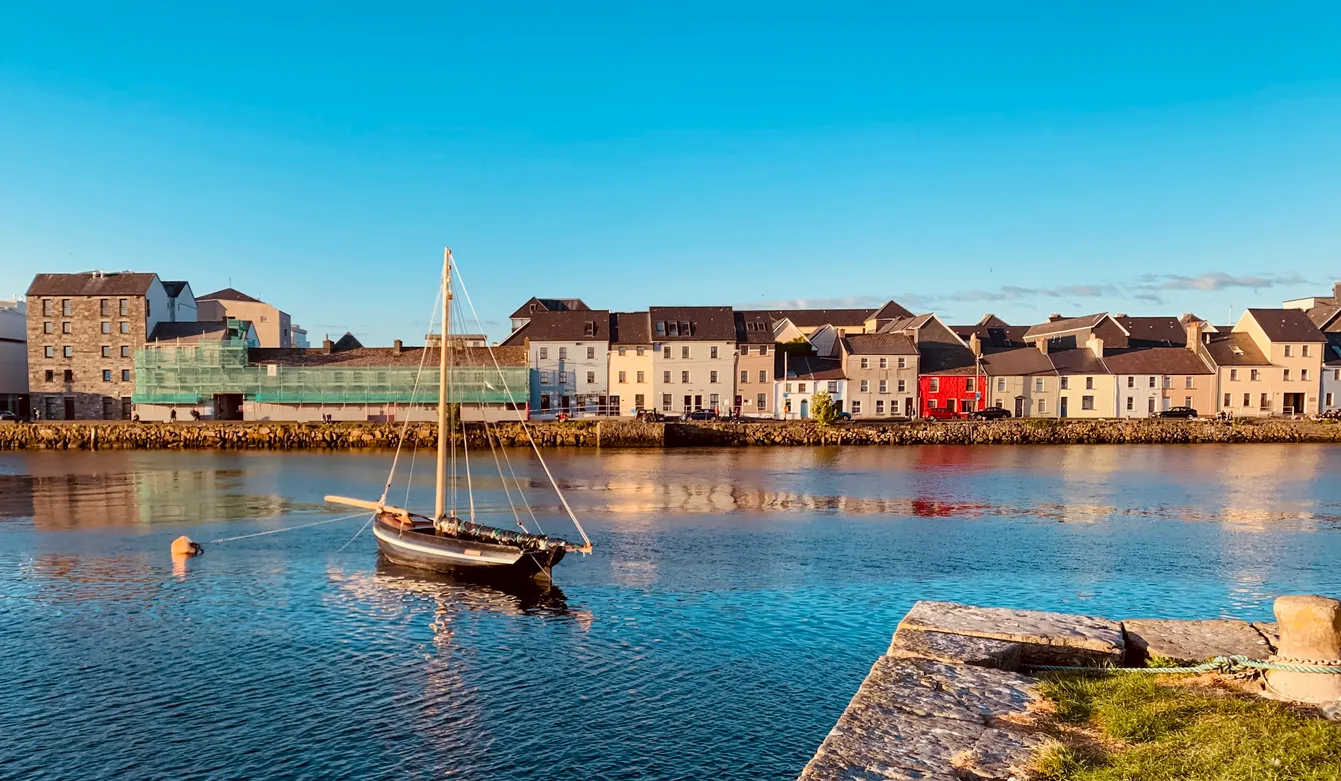 İrlanda’nın Galway kentinde liman manzarası, renkli evler ve sakin şehir silueti