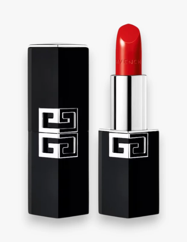 Kapağı solda, açılmış hâli sağda görünen, parlak siyah bir kasaya sahip, gümüş Givenchy logolu Le Rouge Satin Silk R28 Carmine Lace ruj, beyaz arka plan önünde canlı kırmızı rengiyle zarif bir duruş sergiliyor.