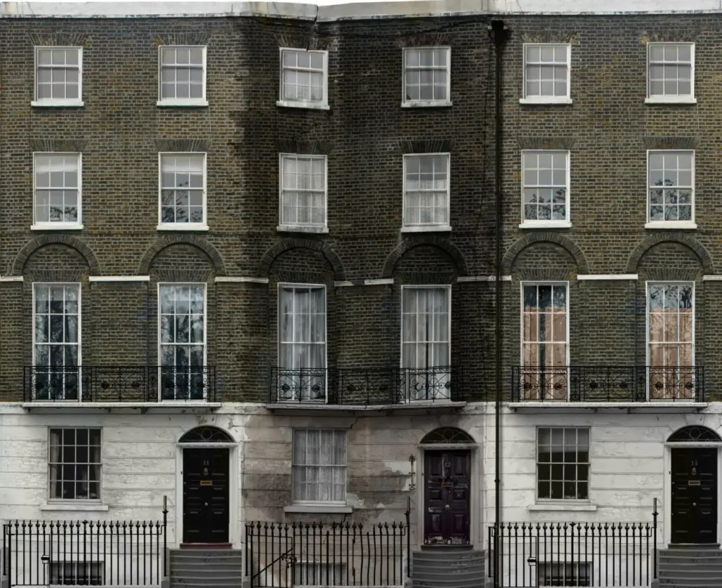 Harry Potter ve Zümrüdüanka Yoldaşlığı filminde Sirius Black’in evi ve karargâh olarak kullanılan Londra’daki Grimmauld Meydanı 12 Numara