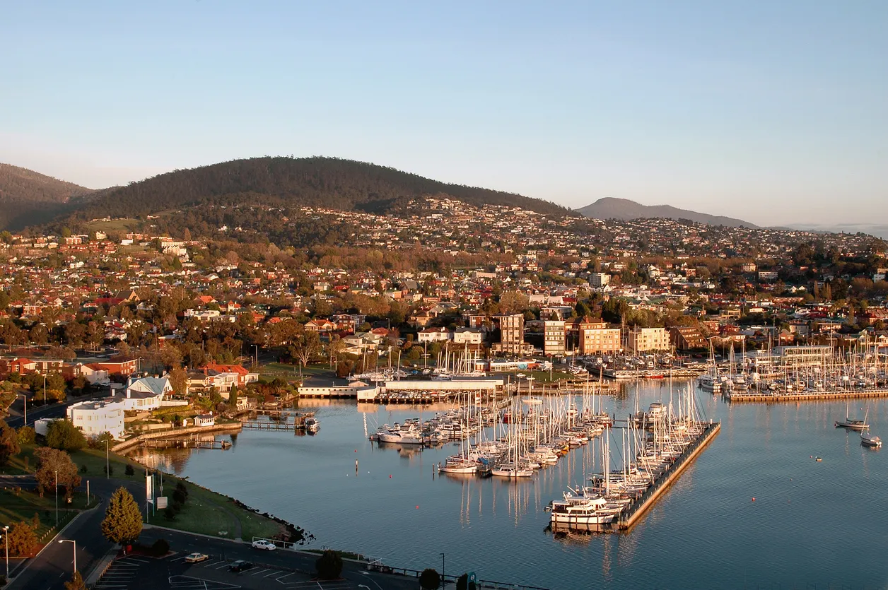 Tazmanya’nın başkenti Hobart’ta marina ve liman manzarası, yelkenli tekneler ve şehir silueti