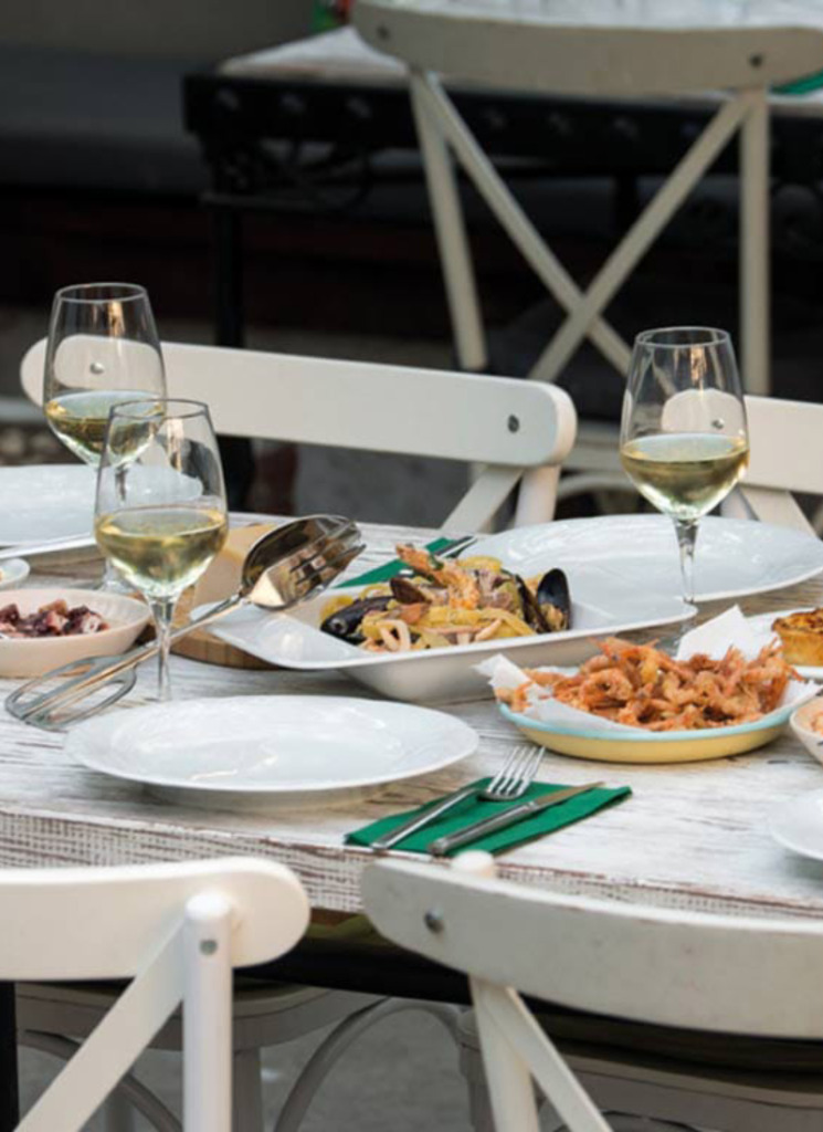 2026 Çeşme & Alaçatı Restoran Rehberi: Michelin Yıldızlılardan Gizli Bahçelere En İyi Adresler