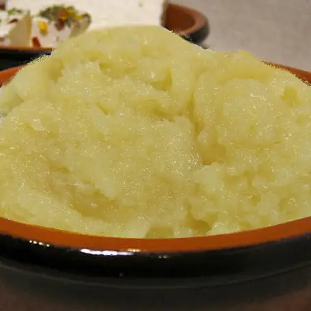 dremit'in en iyi restoranları ve tatlı duraklarında sunulan geleneksel höşmerim, iştah açan altın sarısı rengiyle öne çıkıyor.