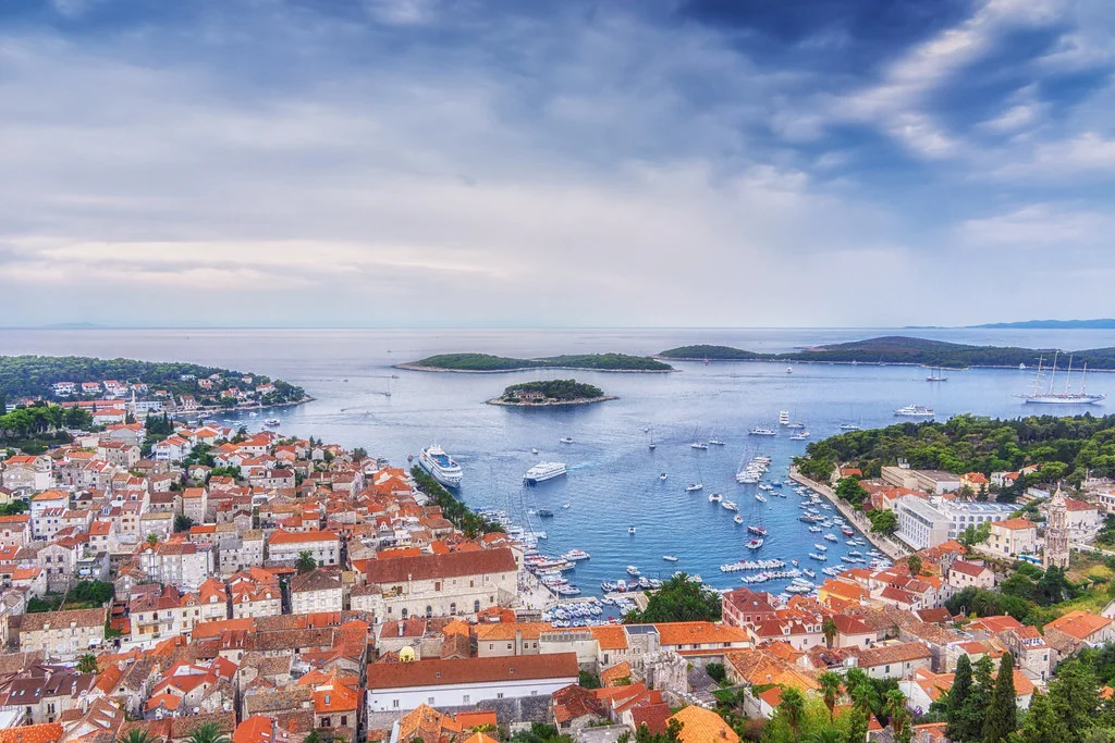Hırvatistan gezilecek yerler rotasında Hvar Adası turkuaz koyları ve sahil manzarası