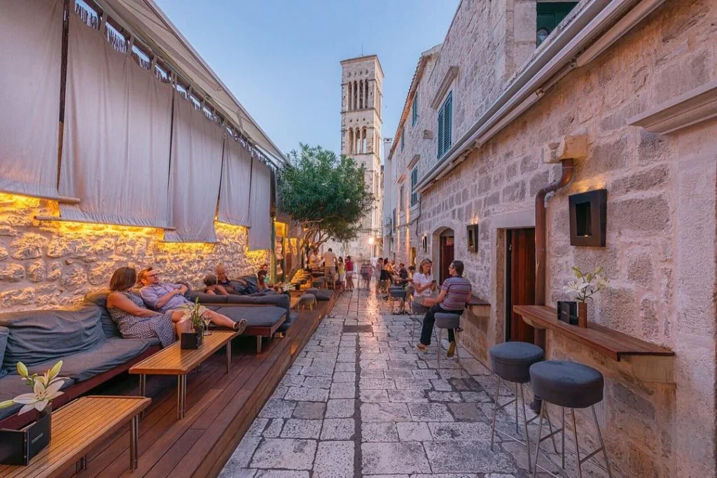 Hvar Ka'Lavanda Bar kokteyl ve yaz akşamı atmosferi