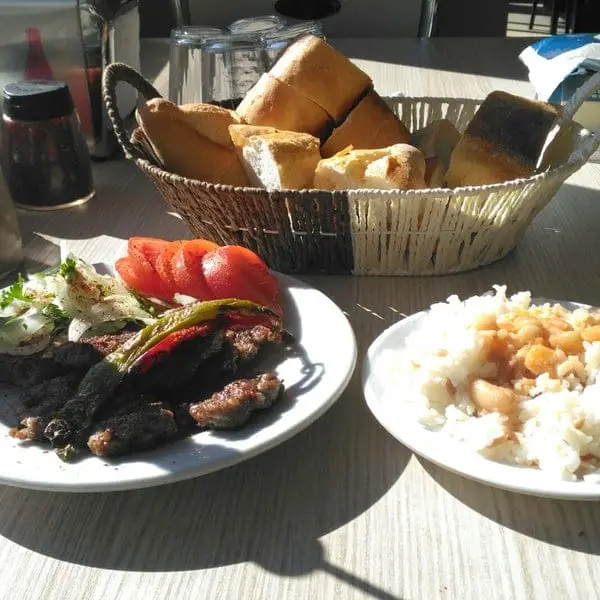 Edremit'in en iyi restoranlarından Köfteci Hilmi'nin meşhur köftesi, pilav ve yöresel garnitürlerle servis ediliyor.
