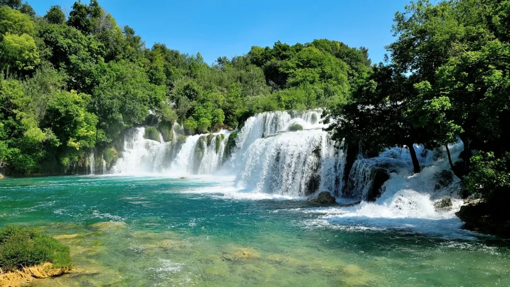 Hırvatistan gezilecek yerler rotasında Krka Milli Parkı şelaleleri ve yürüyüş rotası