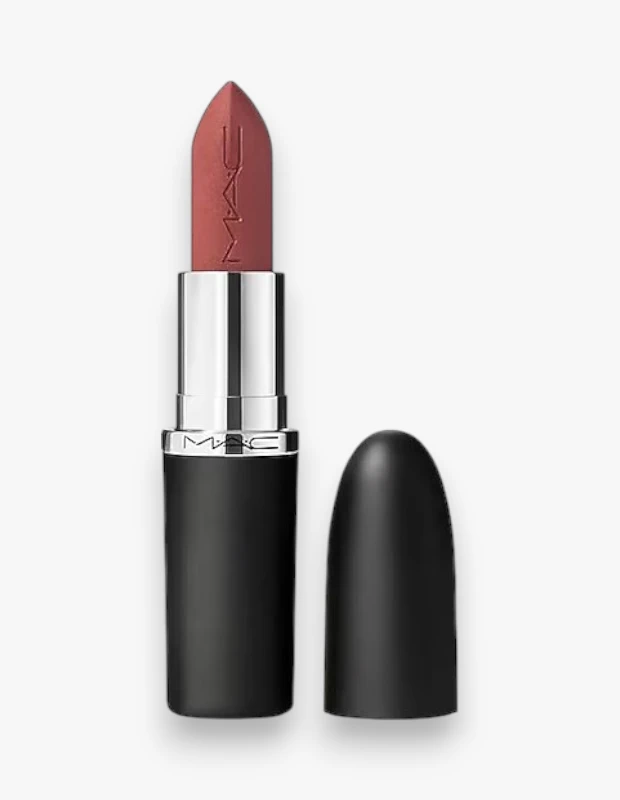 MAC markasının ikonik Velvet Teddy tonundaki ipeksi mat ruj, belirgin MAC logosu işlenmiş ucuyla siyah ve gümüş renkli zarif ambalajında, kapağı yanında dururken beyaz bir zeminde net bir şekilde gösteriliyor.