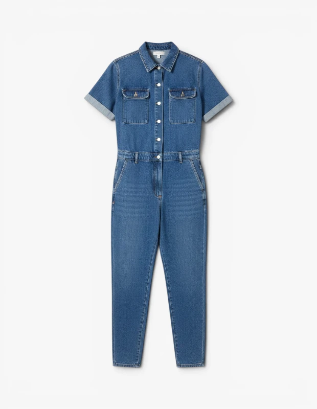 Marka Adı: Mavi
Ürün Adı: Mavi Kadın Doria Tulum
Ürün Cinsiyeti: Kadın
Ürün Tipi: Tulum
Ürün Sezonsallığı: İlkbahar/Yaz
Ürün Çeşidi: Denim Tulum
Ürün Özellikleri: Bu Mavi Kadın Doria tulum, orta mavi tonlarında denim kumaştan üretilmiştir. Kısa kollu ve manşetleri katlanmış tasarıma sahip tulumda, klasik gömlek yakası ve baştan aşağı uzanan beyaz düğmeli kapanış detayı bulunur. Göğüs kısmında kapaklı ve düğmeli iki adet yama cebi, yanlarda ise gizli cepler yer almaktadır. Bel kısmında kemer köprüleri mevcuttur. Dar kesime yakın paçaları ve denim yapısına özgü dikiş detayları ile hem konforlu hem de modern bir görünüm sunar.
Öne Çıkan Detaylar:
- Orta mavi denim kumaş
- Gömlek yaka ve tam boy düğmeli ön kapanış
- Göğüs ve yanlarda fonksiyonel cepler
Kimler Kullanıyor?: Günlük şıklığı zahmetsizce yakalamak isteyen, konforu ve fonksiyonelliği ön planda tutan bireyler için idealdir. Şehir yaşamının dinamik ritmine uyum sağlarken, modern ve stil sahibi bir görünüm sergilemekten hoşlananlar bu parçayı gardıroplarının vazgeçilmezi yapabilir. Hem rahat hem de trend bir ifade arayanlar için çok yönlü bir seçenektir.