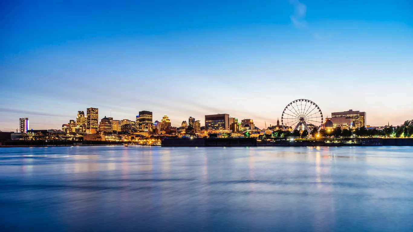 Kanada’nın Montreal kentinde gece şehir silueti, nehir kıyısı ve dönme dolap manzarası