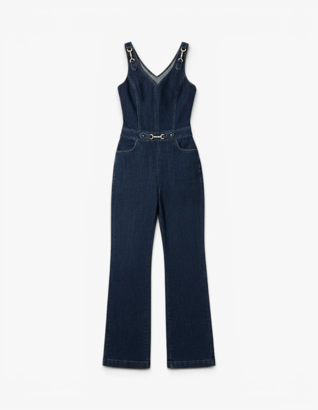 Marka Adı: Network
Ürün Adı: Network Kadın Aksesuarlı Denim Tulum
Ürün Cinsiyeti: Kadın
Ürün Tipi: Tulum
Ürün Sezonsallığı: İlkbahar/Yaz
Ürün Çeşidi: Denim Tulum
Ürün Özellikleri: Bu Network denim tulum, derin lacivert rengi ve esnek denim kumaş yapısıyla konforu ve şıklığı bir araya getiriyor. V yaka kesimi, ince askıları ve omuzlardaki zarif altın rengi metal toka detaylarıyla öne çıkarken, bel hattını vurgulayan aynı tonlardaki metal aksesuarı ve fit kesimi modern bir siluet sunuyor. Ön kısmında bulunan cepleri işlevsellik katarken, hafif ispanyol paça kesimi ürüne retro bir dokunuş kazandırıyor.
Öne Çıkan Detaylar:
- Omuzlarda ve belde altın rengi metal aksesuar detayları
- V yaka ve ince askılı şık tasarım
- Vücuda oturan bel ve hafif ispanyol paça kesim
Kimler Kullanıyor?: Klasik denim şıklığını modern detaylarla birleştirmeyi seven, şehir hayatının koşturmacasında hem rahat hem de stil sahibi görünmek isteyen kadınlar için ideal. Tek parçayla zahmetsizce şık ve özgün bir tarz yaratmayı tercih edenler, günlük kullanımdan özel buluşmalara kadar farklı ortamlara kolayca adapte edebilecekleri bu zamansız parçayı gardıroplarına ekleyebilirler.