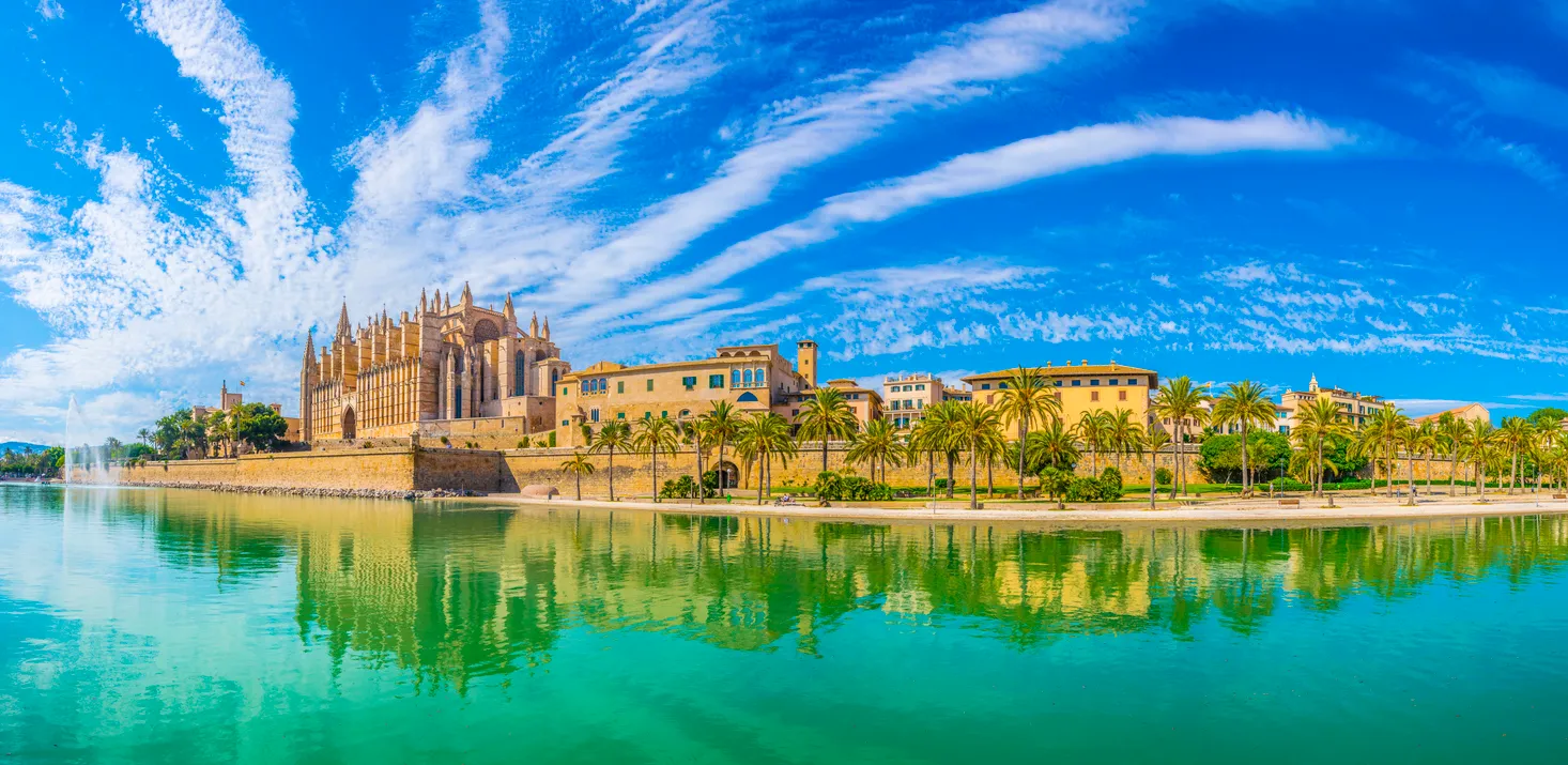 Mallorca’nın başkenti Palma’da katedral manzarası, palmiye ağaçları ve Akdeniz kıyısı