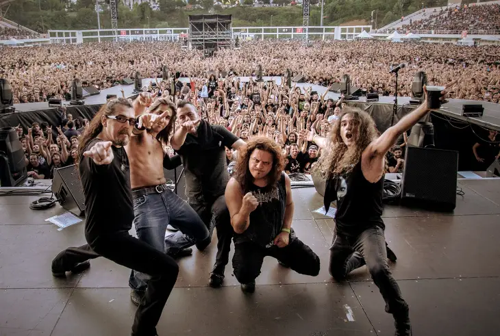 Sahnedeki Pentagram grubunun enerji dolu beş üyesi, ellerini havaya kaldırmış coşkulu kalabalıkla birlikte büyük bir açıkhava konserinde metal müziğin ruhunu yansıtarak İstanbul etkinlik rehberindeki yerlerini perçinliyor.