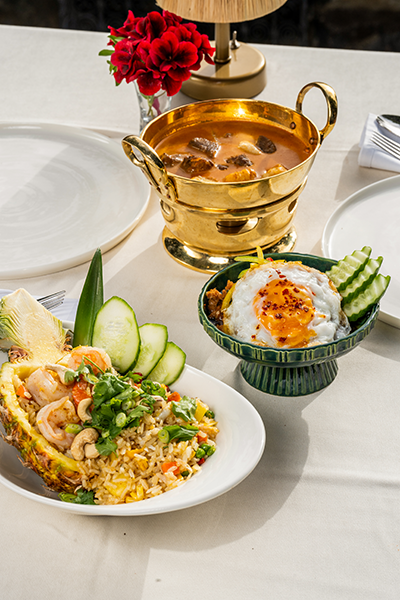 Bodrum'un en iyi restoranlarından Pera Thai'de sunulan, ananas içinde karidesli pilav ve kaju fıstıklı baharatlı pirinç yemeği, yanında sıcak servis edilen etli güveç ve üzeri göz yumurtalı farklı bir pilav tabağıyla zengin bir Tay mutfağı deneyimini gözler önüne seriyor.